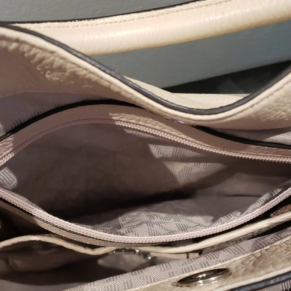 ❣️💫MARK DOWN 💫❣️Michael Kors cream Bag - Picture 7 of 13